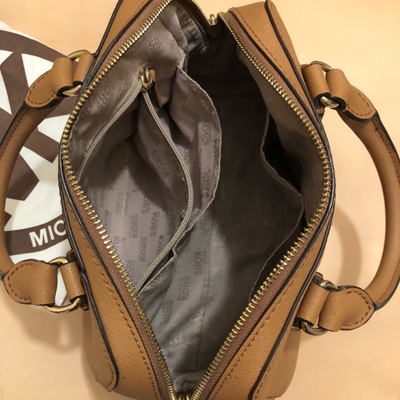 Authentic Michael Kors Handbag preOwned w/ dustbag - Picture 3 of 7